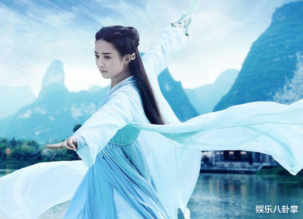 杨幂|16年前,有谁注意到刘亦菲身后打伞的小女孩,现已火得一塌糊涂!