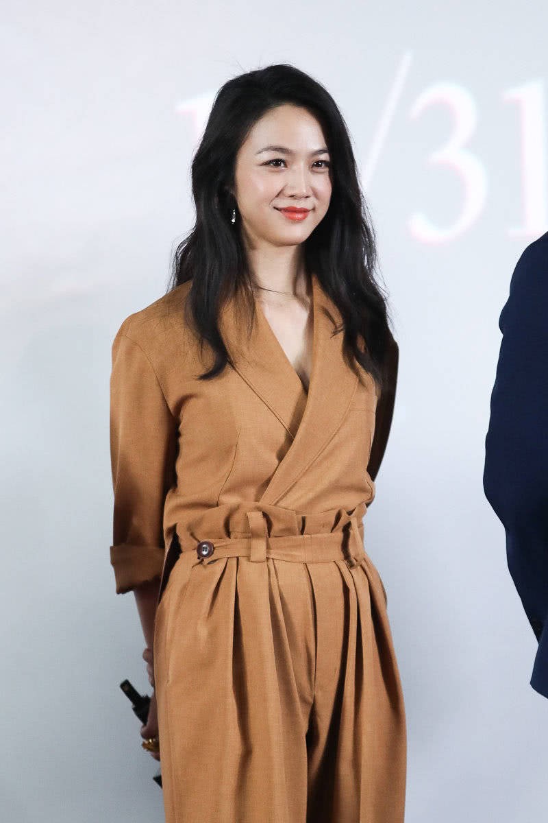 美人哒 42岁汤唯气质太出众，穿西装比别人穿礼裙还好看，高级感爆棚