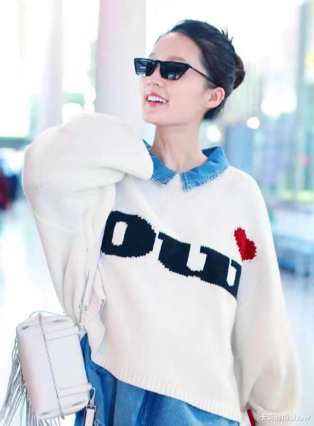 卡莉时尚show|还是李沁会打扮，白色毛衣里面还要配个衬衫，又是被她美到的一天