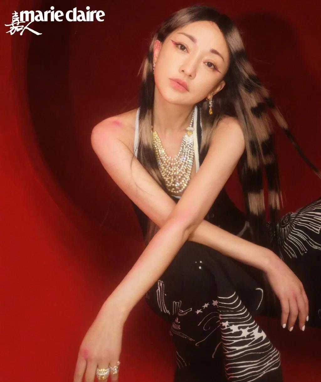 育邻人|组图：周迅《嘉人》10月刊封面大片，金色斑马纹长发帅酷抢眼