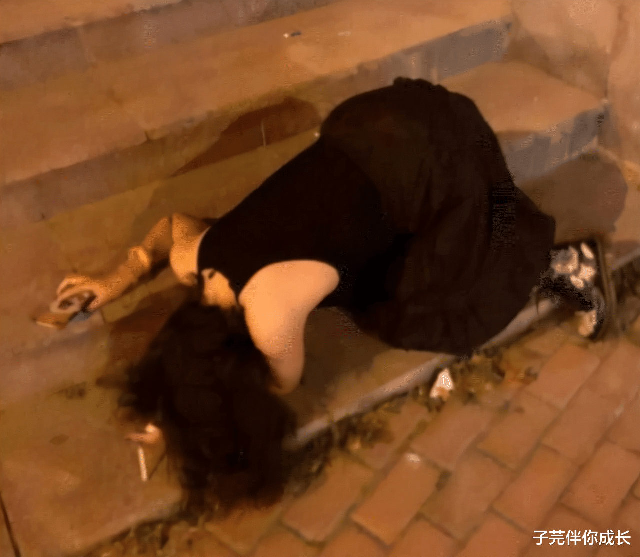 子芫伴你成长 女子醉酒倒在楼道，51岁男子背她回家，心理斗争4小时做下错事