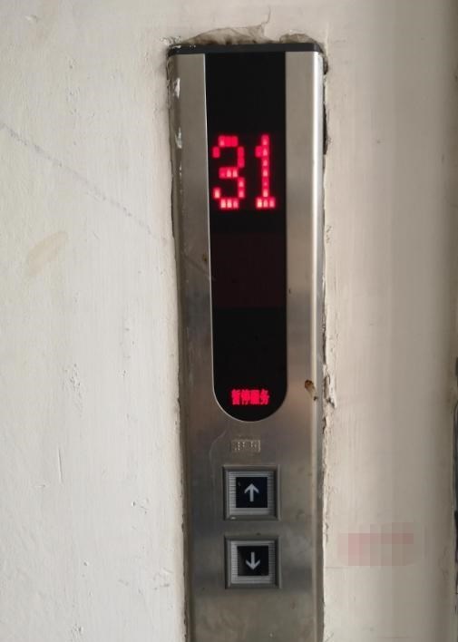 邹俊岚说 13岁男孩楼梯内自救失败坠亡：紧急按钮不是作为摆设的存在