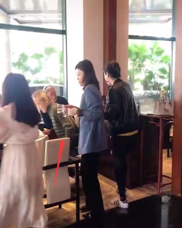 聚会|王石携小30岁娇妻聚会，满头白发显老态，女方纤细大长腿超吸睛