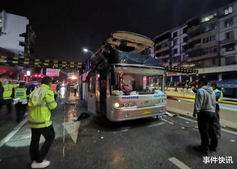 事件快讯 桂林旅游大巴遭限高杆削顶，酿1死6伤