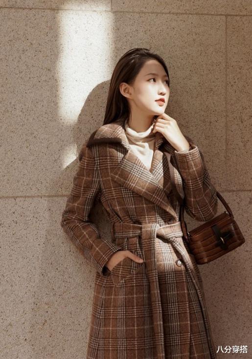 八分穿搭 今年的博主终于怕冷，都在穿格纹大衣配靴子，小个子女生也能驾驭