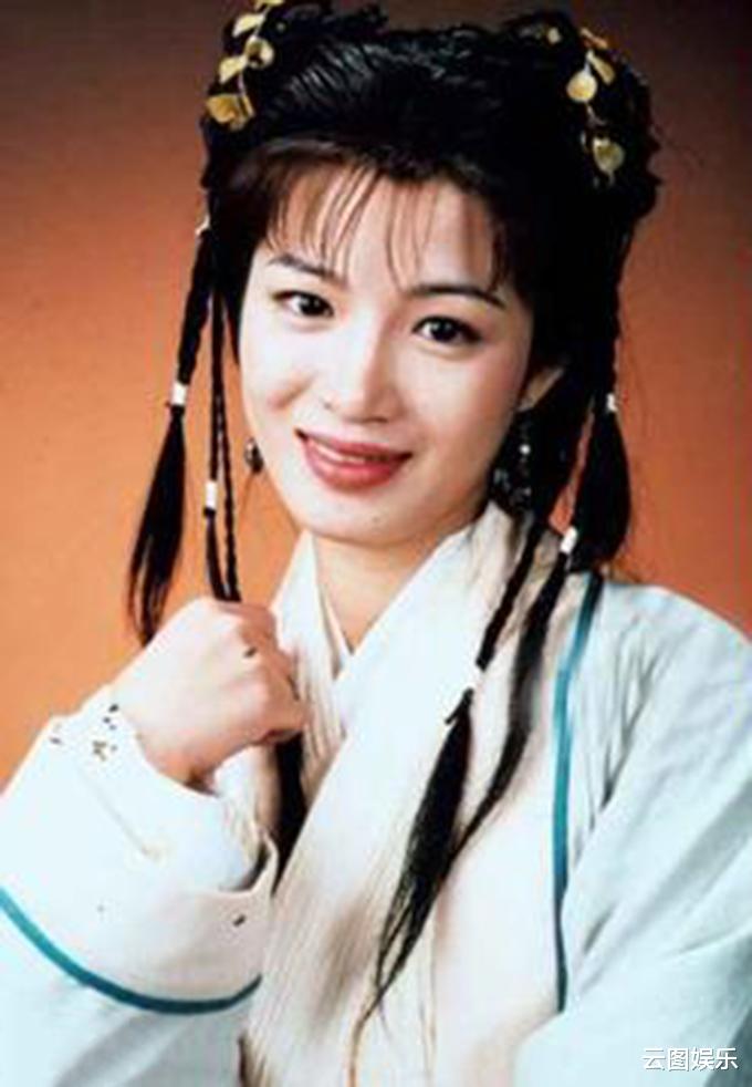 陈少霞|陈少霞陪富豪老公出席宴会，戴3条珍珠项链显贵气，已融入名流圈