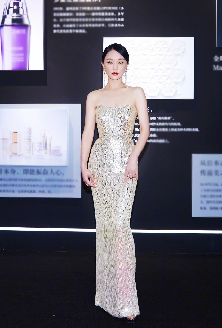 金·卡戴珊|离婚后的周迅风格大变，穿纱裙亮相甜美似少女，扎起头发也不老气