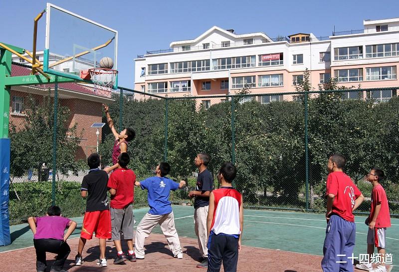 二十四频道 七旬老太横穿篮球场被撞伤,学生一家人照顾了她6年,又被起诉索赔7万