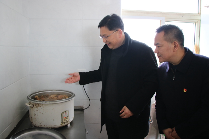 小潢说事 潢川县政府副县长李浩、县政协副主席李成强看望慰问敬老院老人