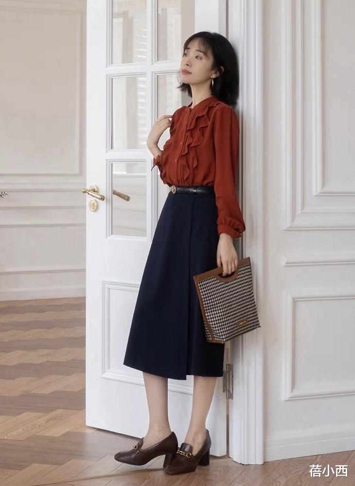 蓓小西 40岁女人多穿“纯色上衣”，记住这3个搭配思路，气质远胜同龄人