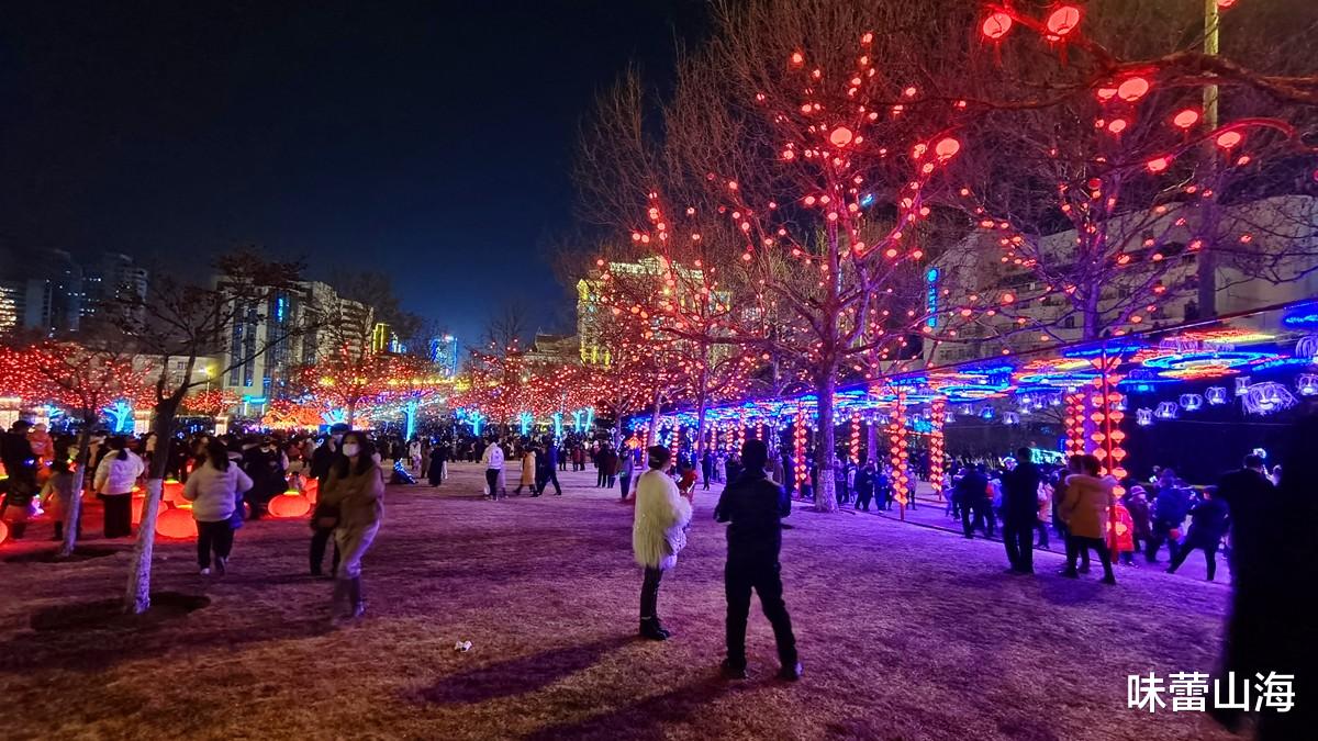 味蕾山海 去威海人民广场看花灯,七彩霓虹人山人海,热闹喜庆的感觉真好!