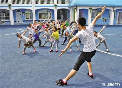幼儿园全攻略|幼儿园已成“女儿国”?年轻男老师寥寥无几,原因简单也很现实