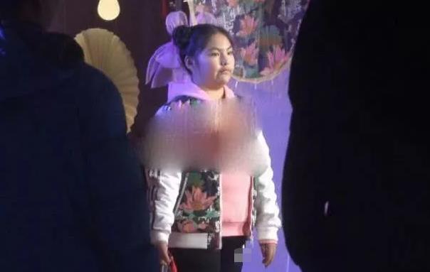 王诗龄|王诗龄近照引围观，膀大腰圆，姿态被嘲讽，这就是富养的结果？