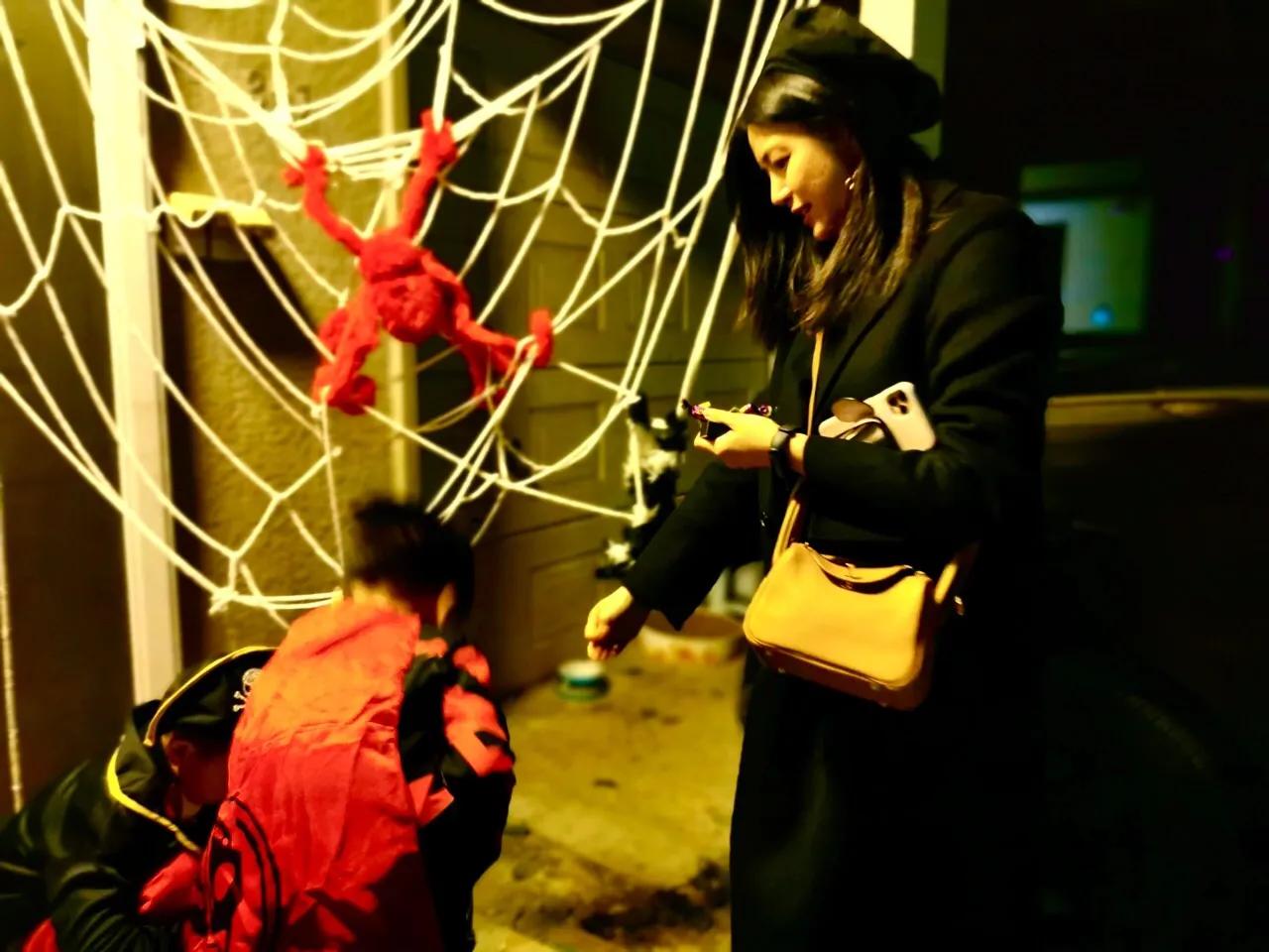 陈妍希|陈妍希带儿子逛书店，小星星穿赛车服酷帅有型，个子高挑长腿抢镜