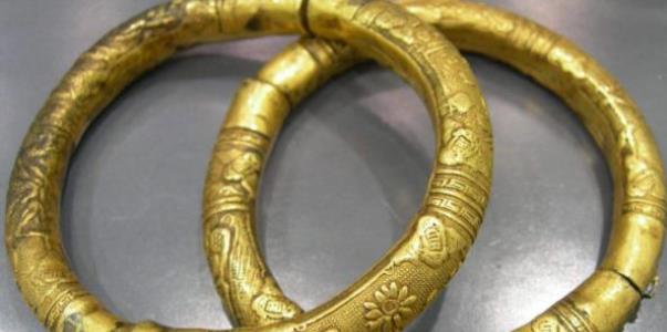 宝贝|男子钓鱼捞出金牌，拒绝无偿上交，拿到金店融成一对金镯子！