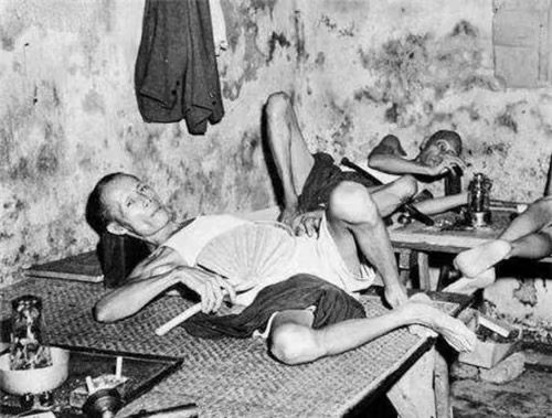 鸦片战争 鸦片馆的真实场景：男子骨瘦如柴，女子长相靓丽