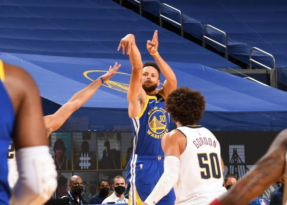 斯蒂芬·库里|想抢我的得分王？库日天狂飙11记三分，砍49分只用29分钟