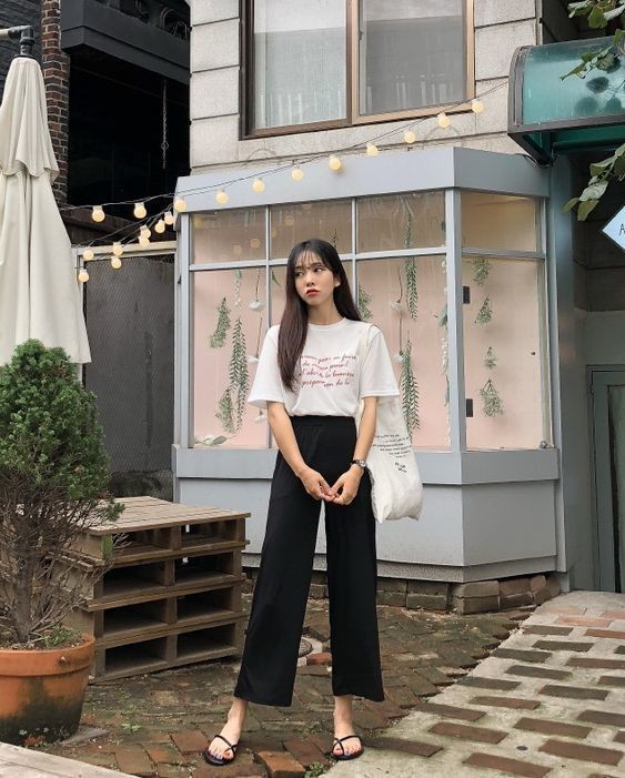 大表姐的时尚圈|夏季把T恤穿好，让时尚变得更简单，搭配这几款“裤装”足够完美