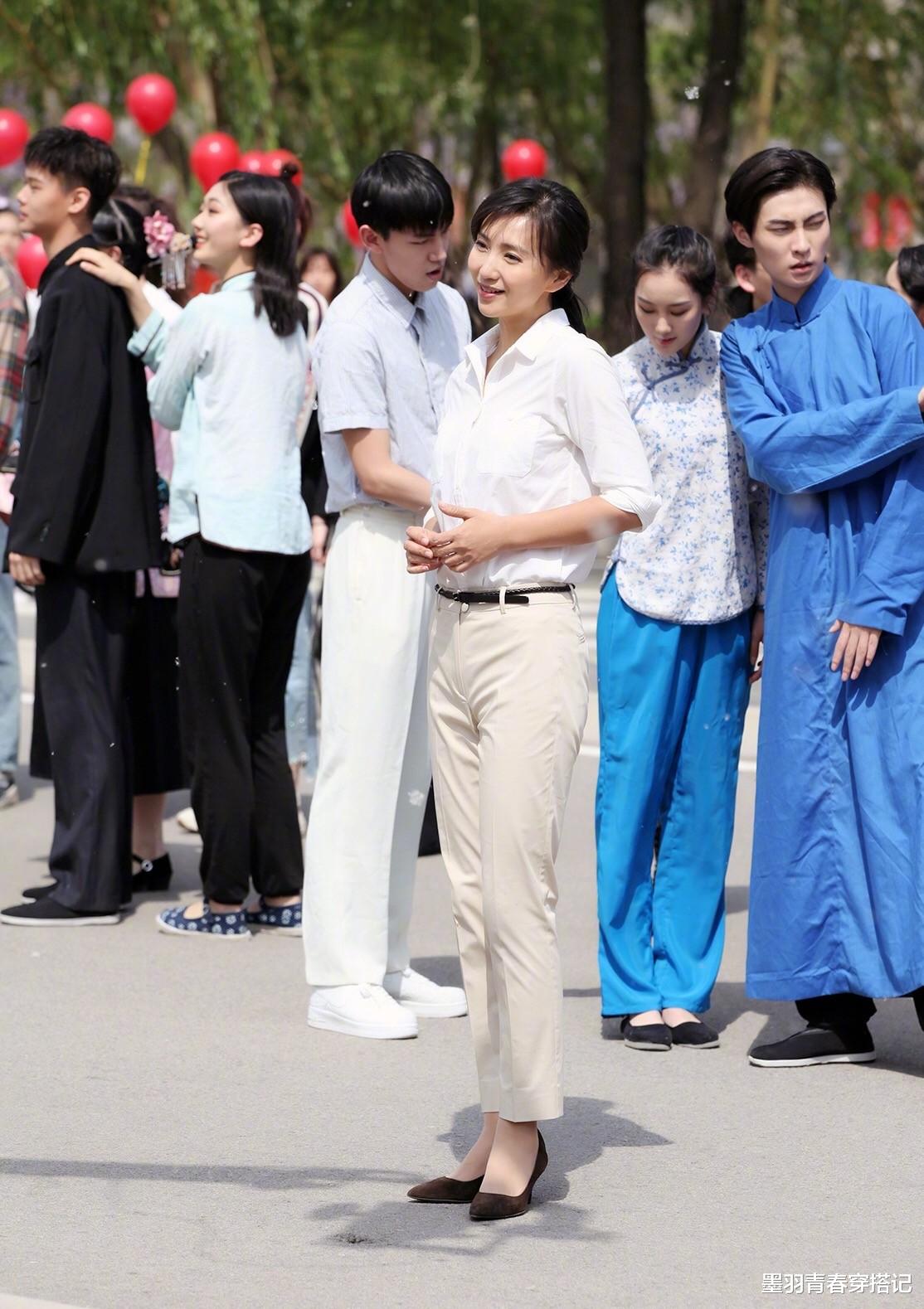 毛衣|万人迷不是吹的，41岁陈红穿浅粉毛衣工作，扎低马尾优雅又知性