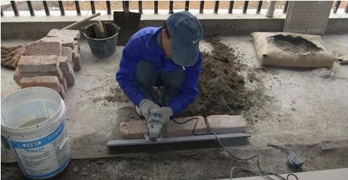 新房装修时,看到师傅这样贴瓷砖,业主就知道这手艺一定很好