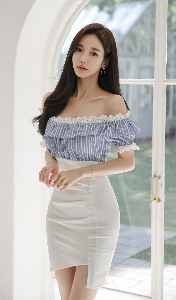 心壹文学|女神孙允珠高清时尚搭配：钻蓝条纹晴空波尔卡褶皱衣裙