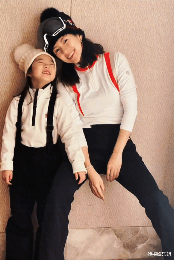 章子怡|章子怡与女儿穿亲子装，5岁醒醒越大越漂亮，母女笑起来一模一样