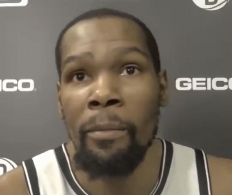 凯里·欧文|斋月结束了！欧文赛后采访大口吃饭：对不起，刚打完比赛太饿了！