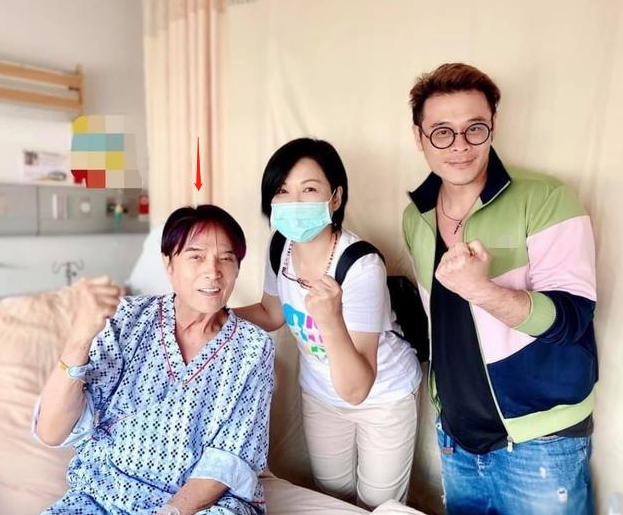 小兮娱乐 88岁歌王抢救后出院,加配助行器已能独立行走,欲献血遭婉拒