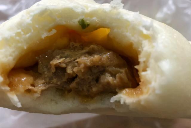 于岳岳说美食 青州农村大姐城里卖包子，貌似世界小姐，靠卖包子买了3套房2辆车