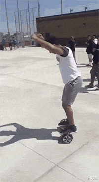  女生夏天还是少穿白色衣服出行吧，遇到下雨天打湿了真的很尴尬