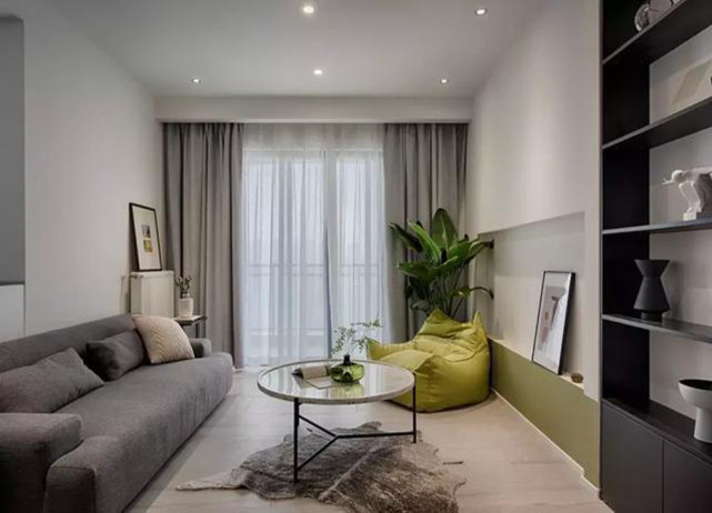 74平简约二居室卫生间采用干湿分离的设计，空间清新又自然