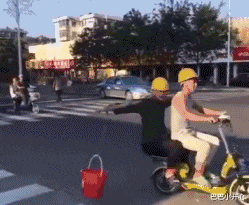 智商税|“刚提回来的新车上趴了一个金色昆虫，有什么寓意吗？”要发了？