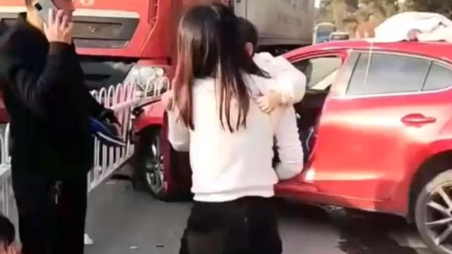 原配带两岁孩子当街开车追逐老公和小三,发生事故后:车是谁买的