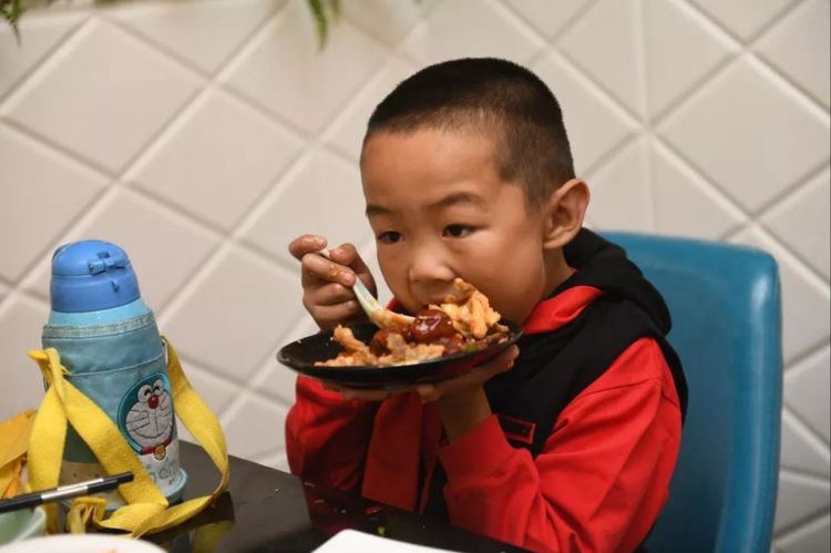 糖果可可儿|为什么孩子患有“脾胃衰竭”？医生苦劝：这4种食物别碰，孩子会感谢你