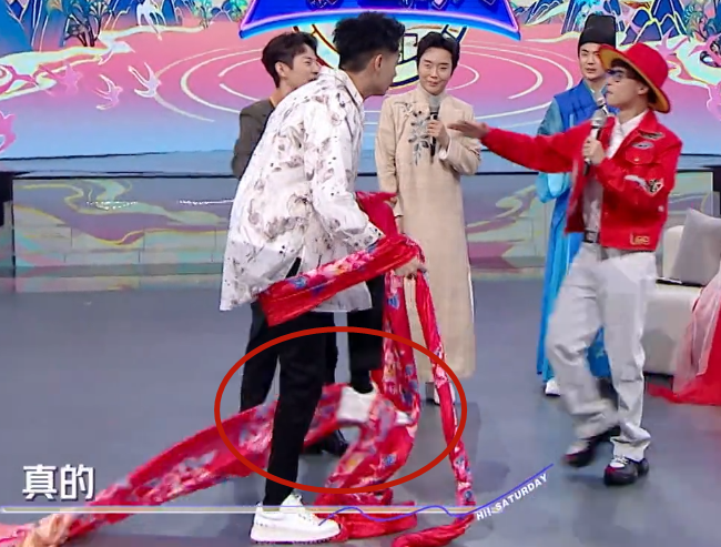 何炅|《你好星期六》冯禧当众叫蔡少芬大姐，何炅表情意味深长！没礼貌