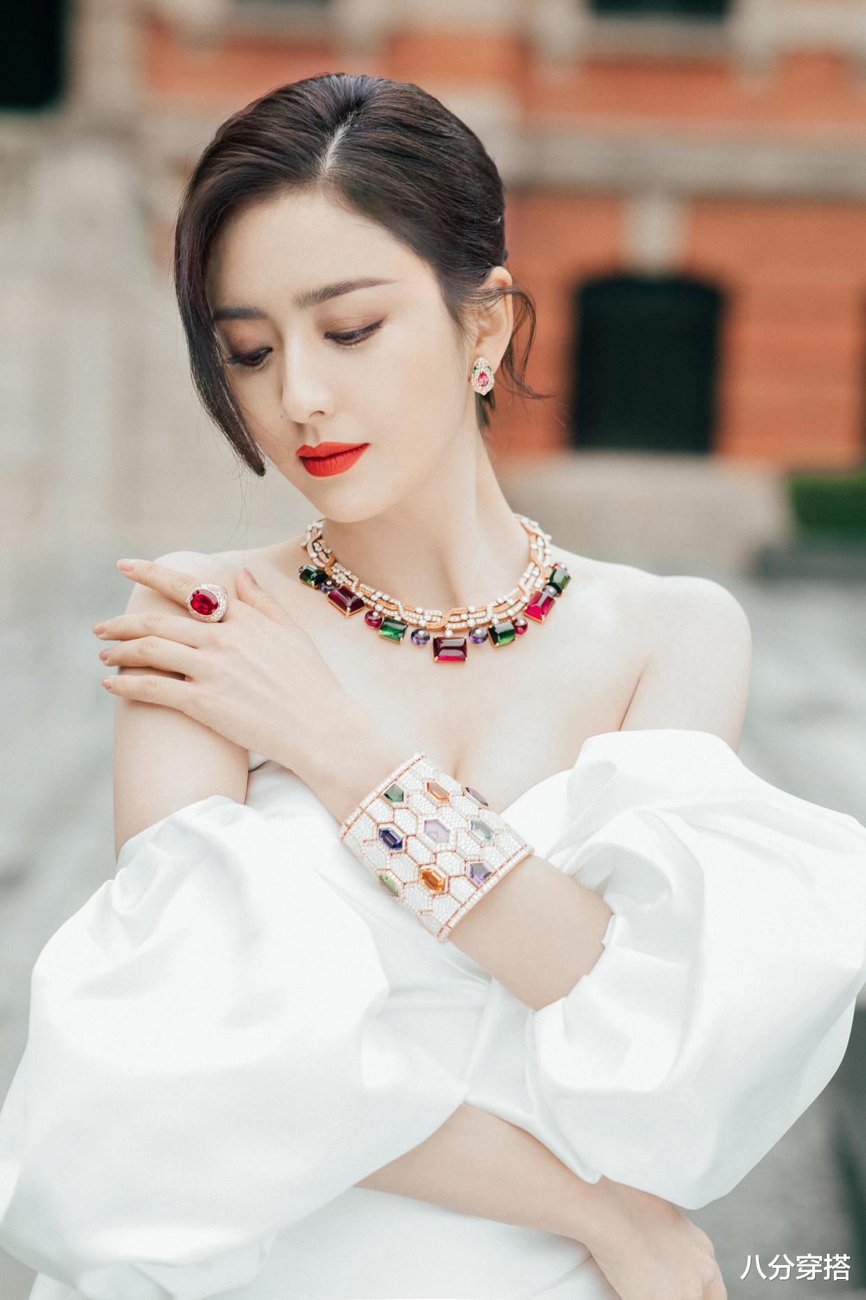 佟丽娅|佟丽娅身材饱满又会穿，一袭白色抹胸连衣裙优雅温柔，成熟精致