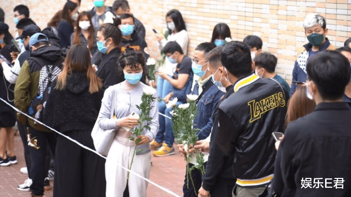 娱乐E君 吴孟达出殡,遗孀子女抵灵堂打点,火化后骨灰将被带回马来西亚