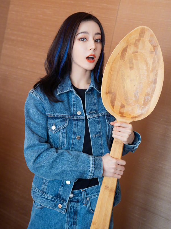 迪丽热巴|迪丽热巴真的是在认真吃饭！手拿干饭勺，合格干饭人