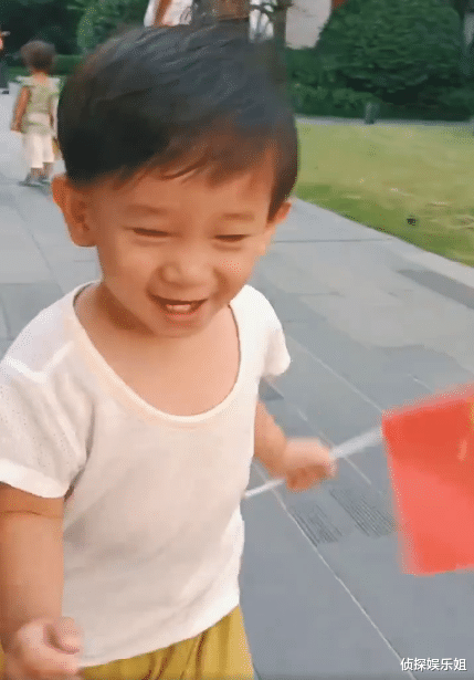 应采儿|应采儿晒二胎儿子萌态，一岁HoHo奔跑灵活，笑起来像妈妈