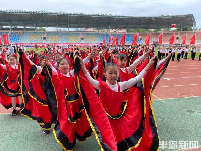 半島新聞客戶端 燃起來(lái)！市南區(qū)實(shí)驗(yàn)小學(xué)運(yùn)動(dòng)會(huì)開(kāi)幕，學(xué)生多才多藝演繹異域風(fēng)情