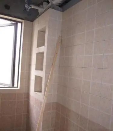 老年小妙招|头一次见红砖这样包下水管，太聪明了，好看隔音又能当收纳用