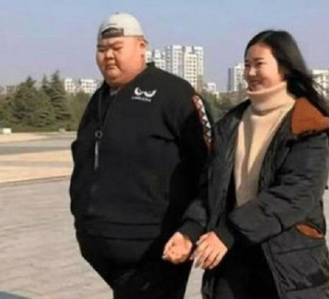 穿衣搭配 他号称中国第一胖！为了爱情一年减掉400斤，现状却让人羡慕