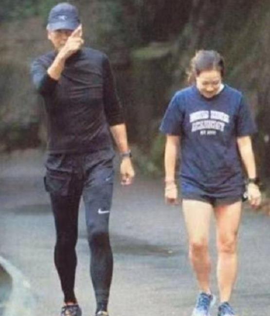 周润发|66岁周润发跑步被偷拍，头发斑白一身肌肉明显，双腿比女生还细