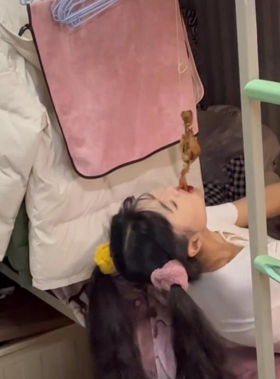 高校 高校女生寝室花式吃鸡腿走红，评论区分两派，网友直言：故意的