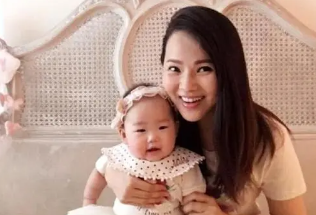 糖果的妈妈|慈父严母成养娃“新模式”？伊能静的感触被反驳，到底谁是对的？