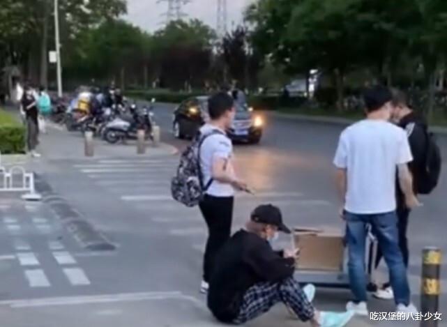 殷世航|殷世航还是怂了，网上说得洒脱，现实中连衣服都没换就跑去求情