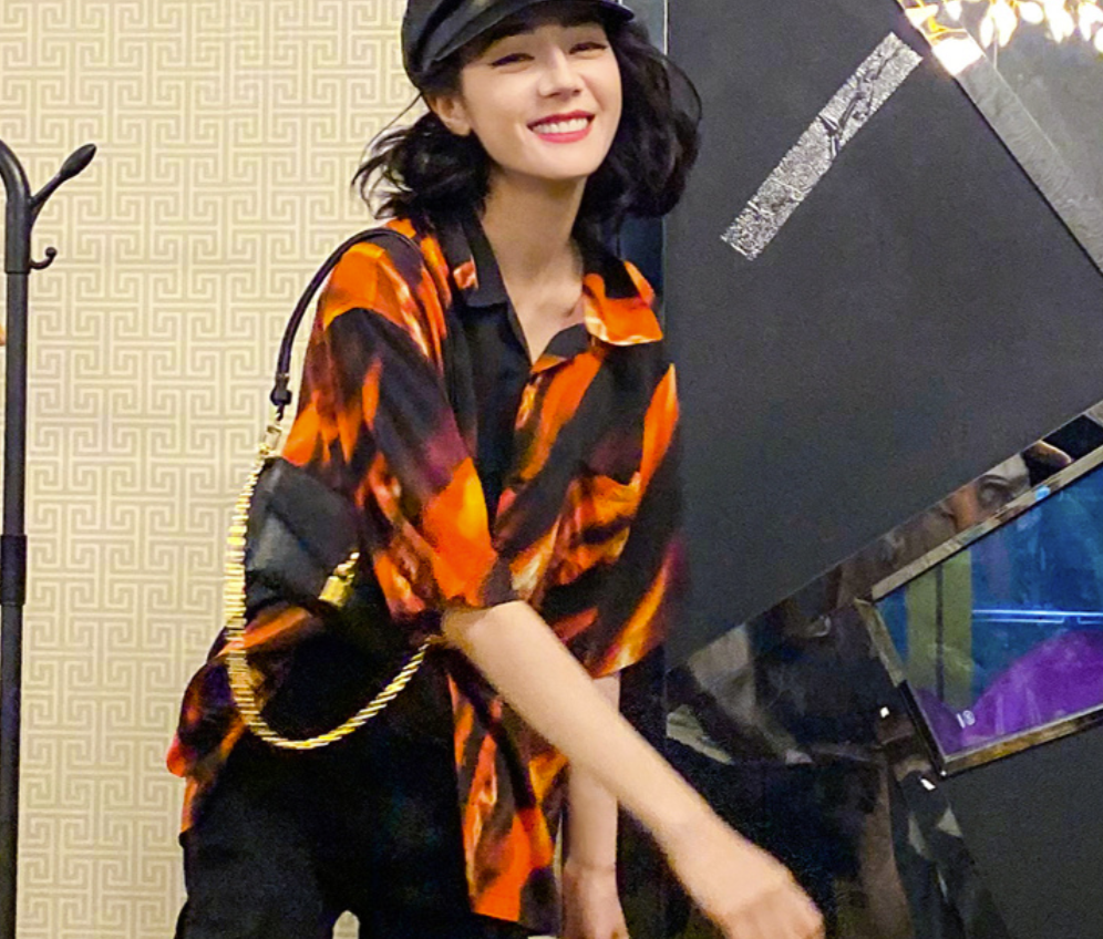 迪丽热巴|迪丽热巴工装照酷飒有痞子感，瘦的厉害双腿像麻杆，撑不起裤管