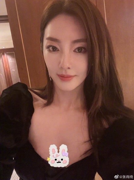 张雨绮|懒理新欢风波 张雨绮穿黑裙秀美腿