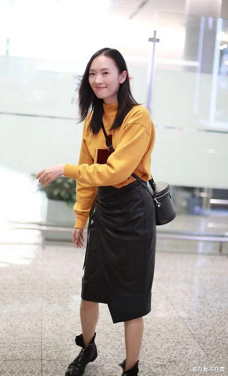 衣在配不在贵 童瑶是真的瘦，卫衣塞裙子里面腰都这么细，但头发稀疏有点显老气
