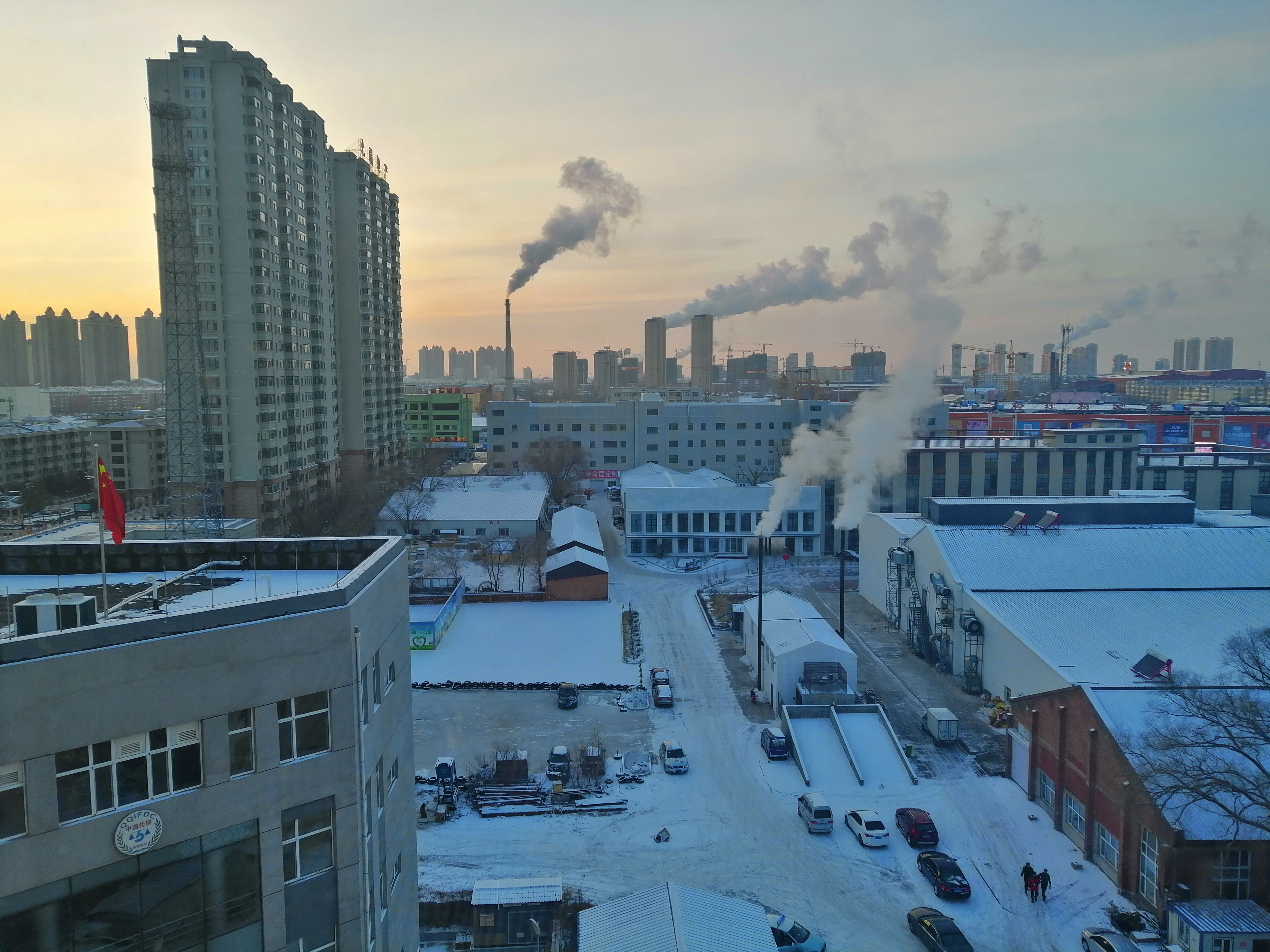 szfreeman 眺望白色煙柱扶搖直上，雪地里走著，慢慢地就白了頭